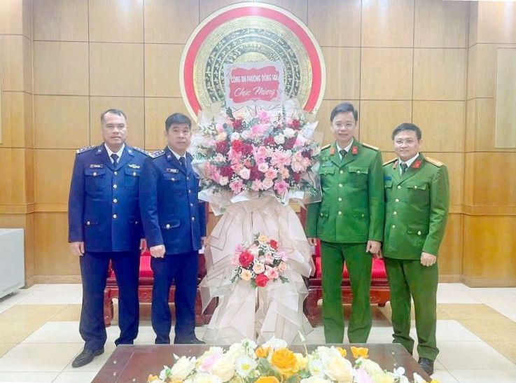 Chỉ huy Công an phường Đông Hải thăm, chúc mừng các đơn vị Quân đội nhân dân Việt Nam và Cảnh sát biển